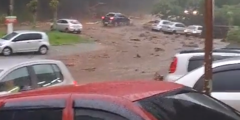 Chuva alaga ruas de Teresópolis; sirenes foram acionadas Chuva alaga ruas de Teresópolis; sirenes foram acionadas