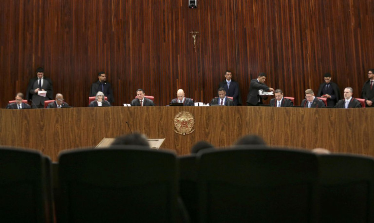 TSE condena Bolsonaro com 5 votos a 2 e declara ex-presidente inelegível