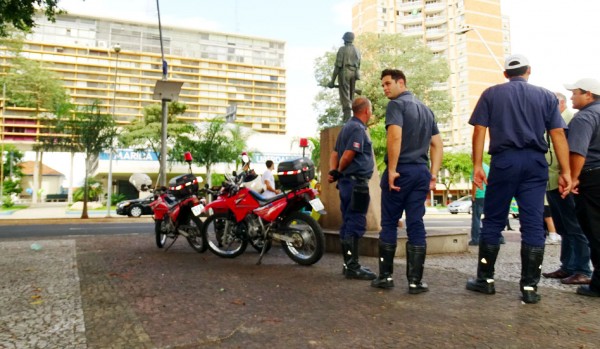 Agentes do GAOC no centro de Marília