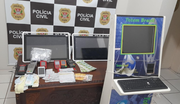 Blitz contra jogos de azar apreende máquinas, remédio para disfunção e prende um