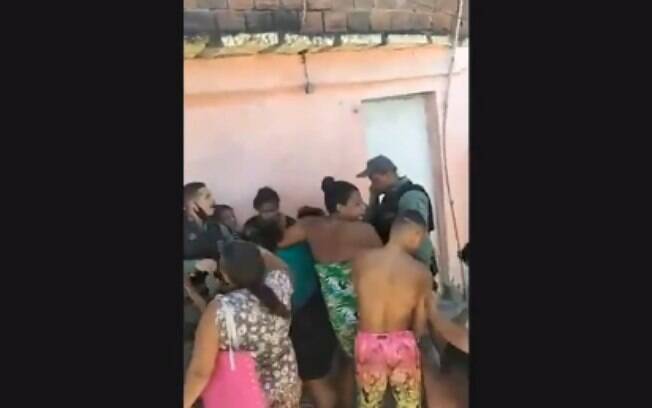 Moradores da região contam que as abordagens policiais são constantes e costumam ser violentas.