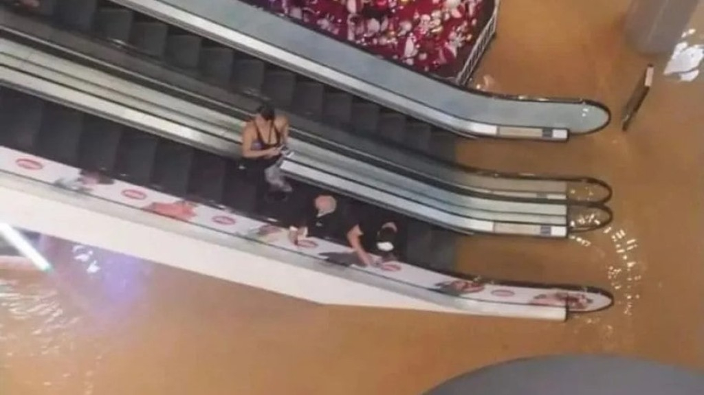 VÃdeo: alagamento atinge shopping após fortes chuvas em Florianópolis VÃdeo: alagamento atinge shopping após fortes chuvas em Florianópolis