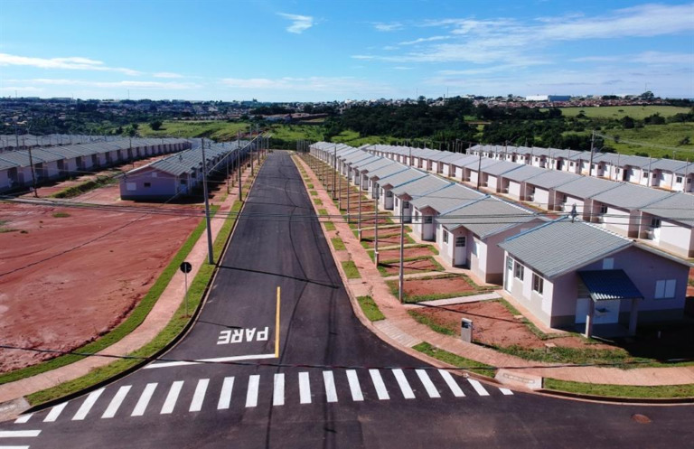 O Residencial Terras de São Paulo oferece casas com 2 dormitórios, banheiro, sala, cozinha, com laje e piso cerâmico em todo o interior em padrão de 160 m2 (8x20m)
