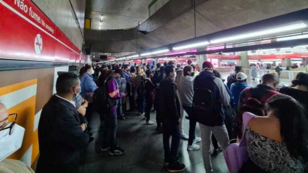 Após manhã caótica no metrô de SP, empresa culpa ladrões por roubo cabos