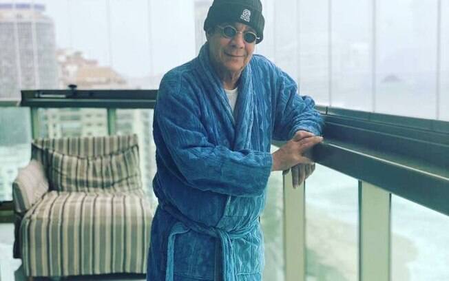 Zeca Pagodinho exibe look de inverno