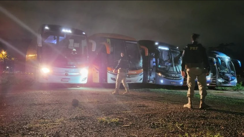 PRF apreende ônibus usados por vândalos em atos desse domingo (8). Foto: DIVULGAÇÃO / PRF