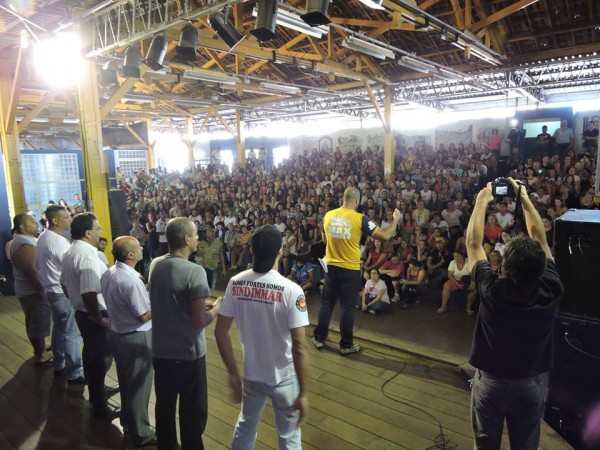 Servidores durante assembleia em 2015