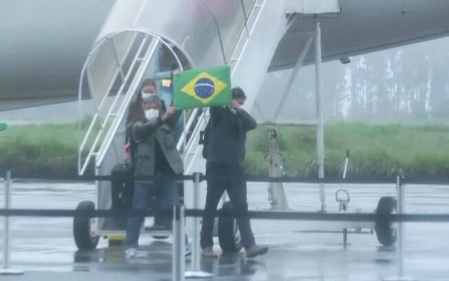 brasileiros saindo de aeroporto