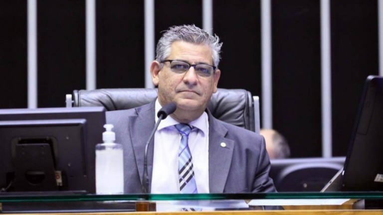 Deputado líder dos caminhoneiros diz que auxílio diesel é 'deboche'