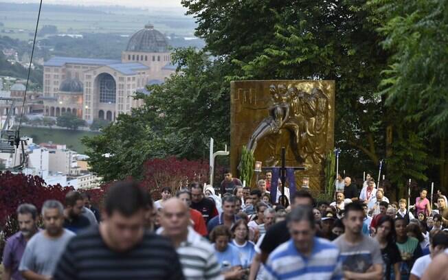 fiéis percorrendo o trajeto da via sacra no santuário de nossa senhora aparecida