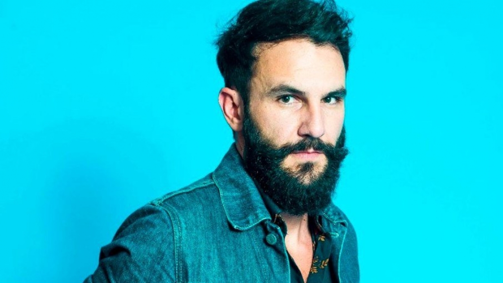 Ex-BBB Wagner Santiago "toma providências" sobre vídeo recebendo beijo grego