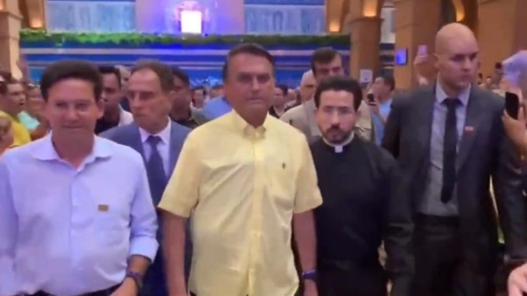 Bolsonaro é recebido com aplausos por apoiadores em Aparecida Bolsonaro é recebido com aplausos por apoiadores em Aparecida