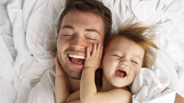 iStock A tendência é de que pai e mãe dividam mais os cuidados com o bebê – e o aumento da licença paternidade faz parte dessa mudança