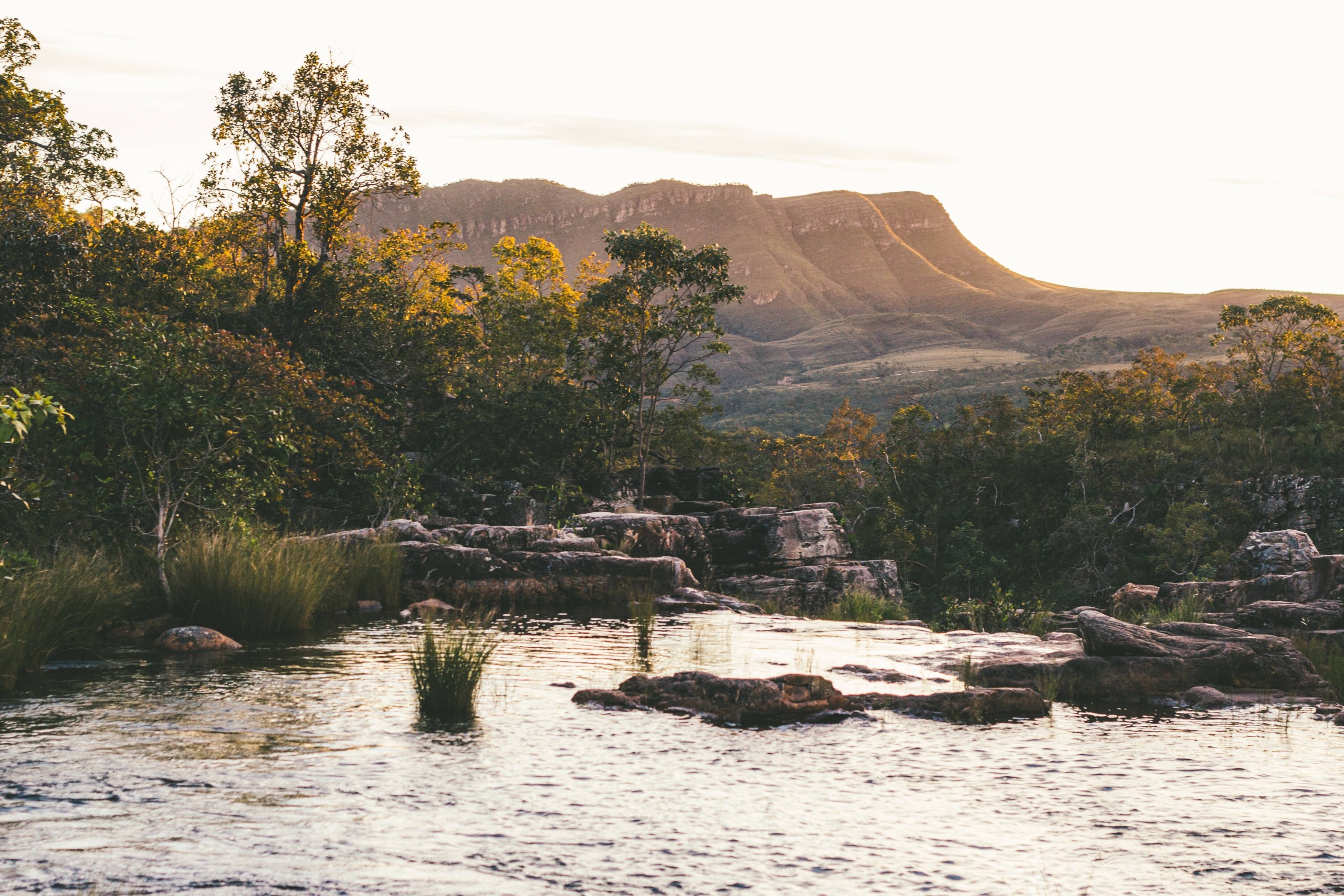 Destino dos famosos: ecoturismo e cachoeiras na Chapada dos Veadeiros. Foto: j balla photography / unsplash