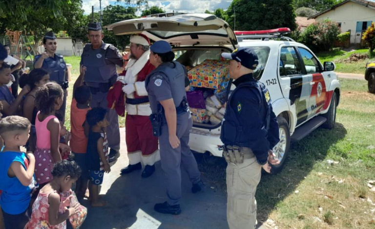 PM e PRF entregam doações de policiais a crianças em distrito de Marília