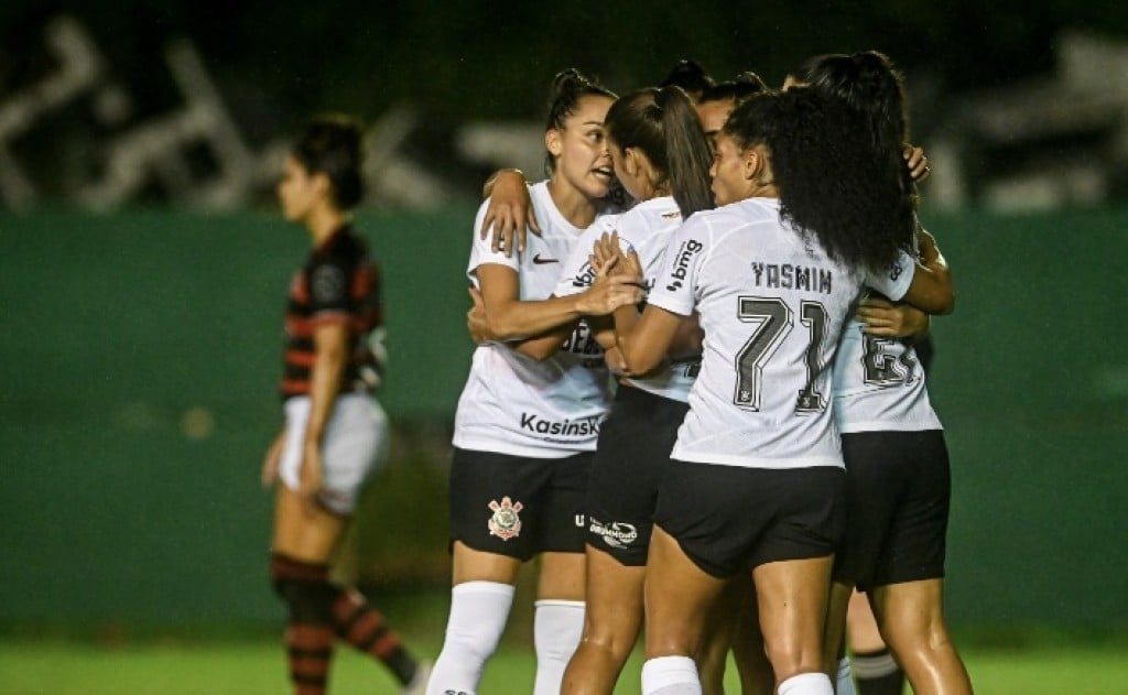 Corinthians vence Flamengo de virada em partida emocionante no Brasileirão Feminino