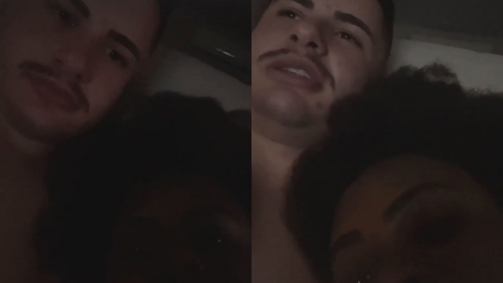 Noivo posa com Jojo Todynho na cama e reclama de críticas ao casal