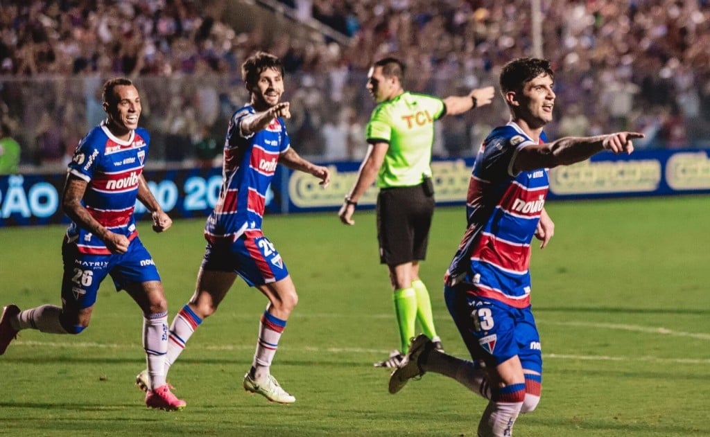 Fortaleza vence Athletico-PR e derruba Furacão da liderança do Brasileirão