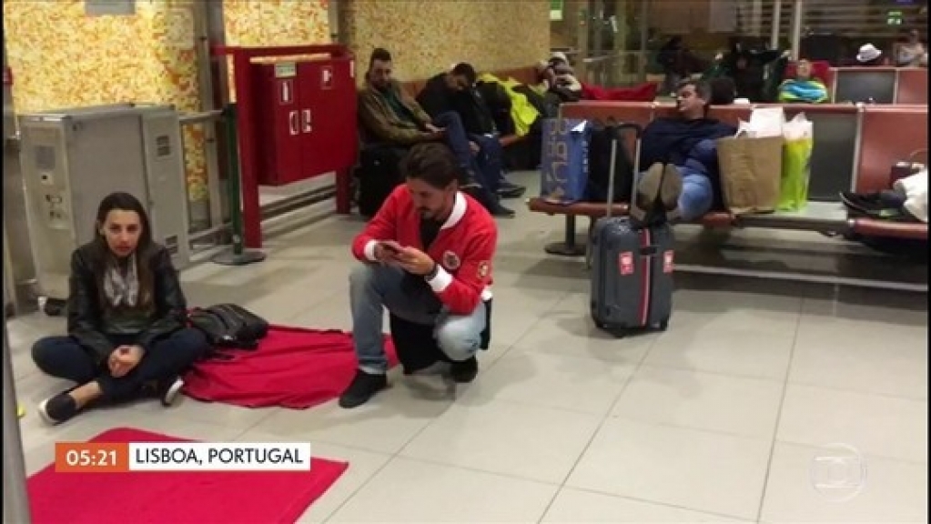 Voo é cancelado e brasileiros passam madrugada em aeroporto de Portugal