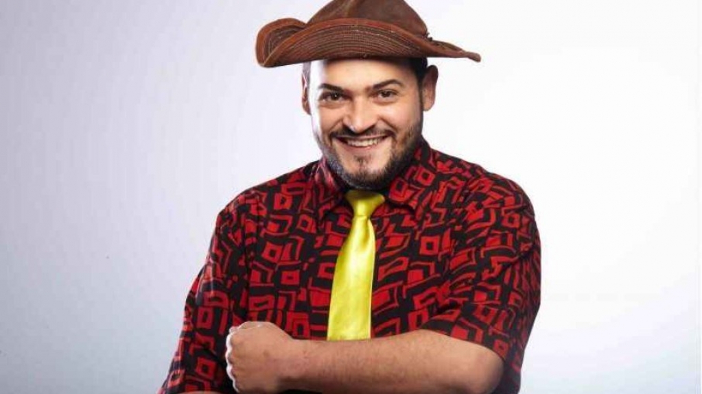 Humorista de "A Praça é Nossa" fica de cueca para protestar em evento Humorista de "A Praça é Nossa" fica de cueca para protestar em evento