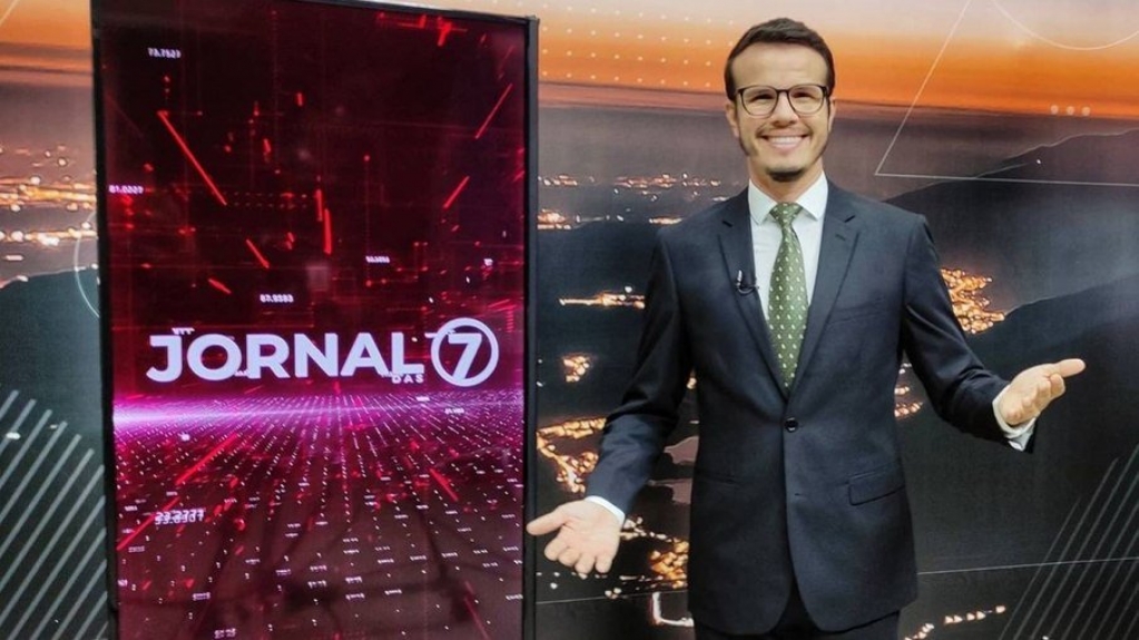 Apresentador do SBT tem mal súbito e desmaia ao vivo; assista Apresentador do SBT tem mal súbito e desmaia ao vivo; assista