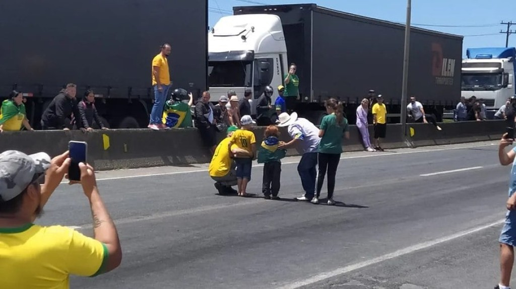 MP vai investigar uso de crianças como 'escudo' em protestos