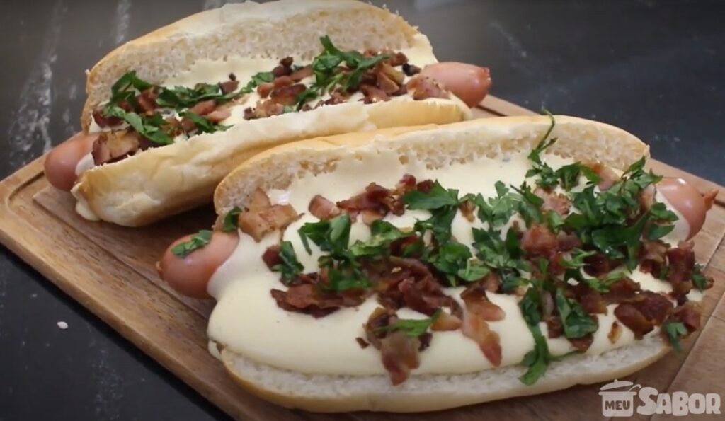 Aprenda a fazer um delicioso Cachorro quente gourmet com creme de queijo e bacon