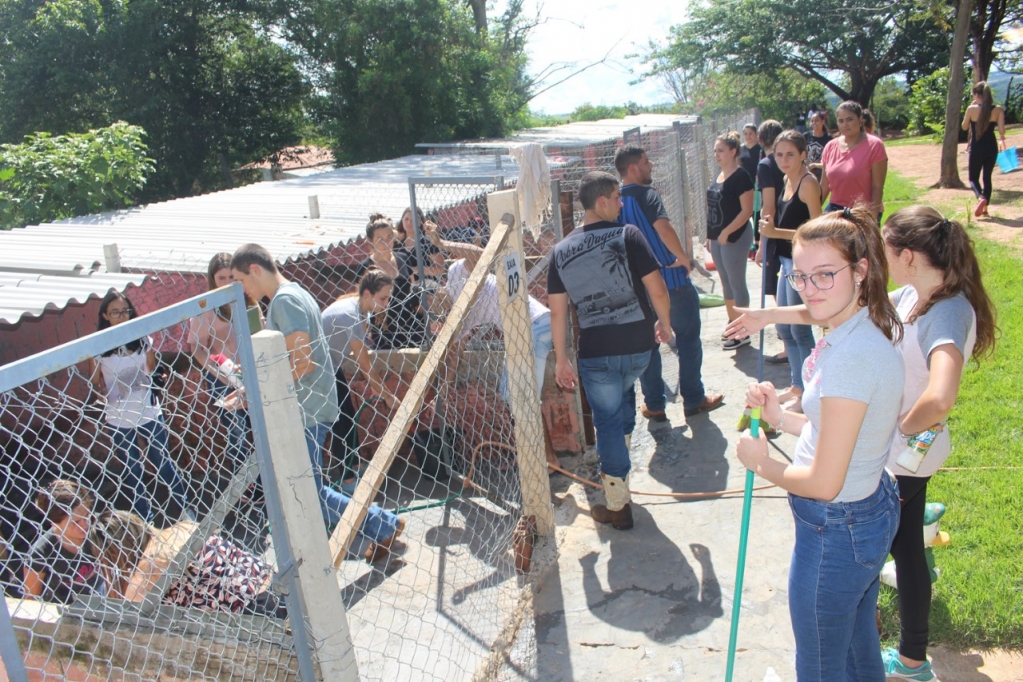 Veterinária da Unimar realiza primeira etapa do Trote Solidário em ONGs