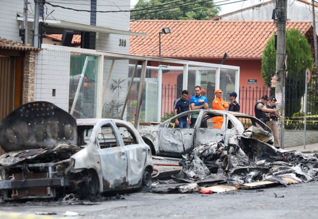 Avião cai em bairro residencial e provoca três mortes em Belo Horizonte