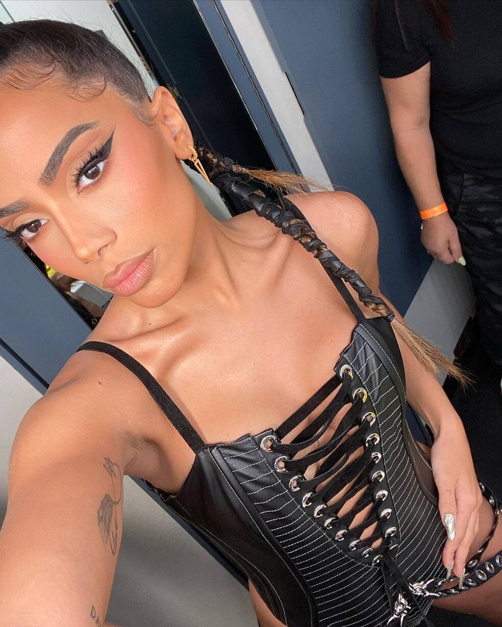 Fotos de bastidores do novo clipe da cantora Anitta. Foto: Reprodução