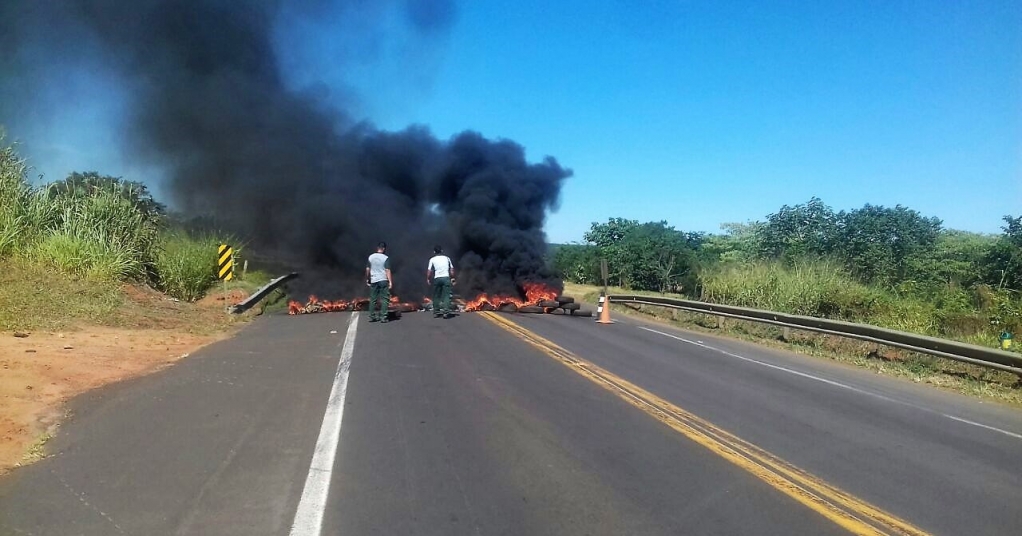 Protestos contra alta do diesel bloqueiam estradas na região