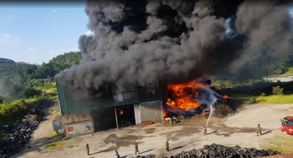 Incêndio em fábrica de Mairinque dura 15 horas; mobiliza bombeiros de três cidades