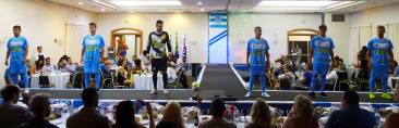 Jogadores desfilam na apresentação de novos uniformes