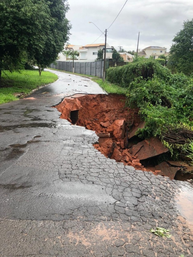 Enxurrada abre cratera na zona leste; cidade tem transtornos no trânsito