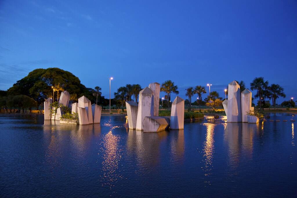 Recentemente, a praça ganhou iluminação para propiciar a visita noturna. Foto: Reprodução/Flickr