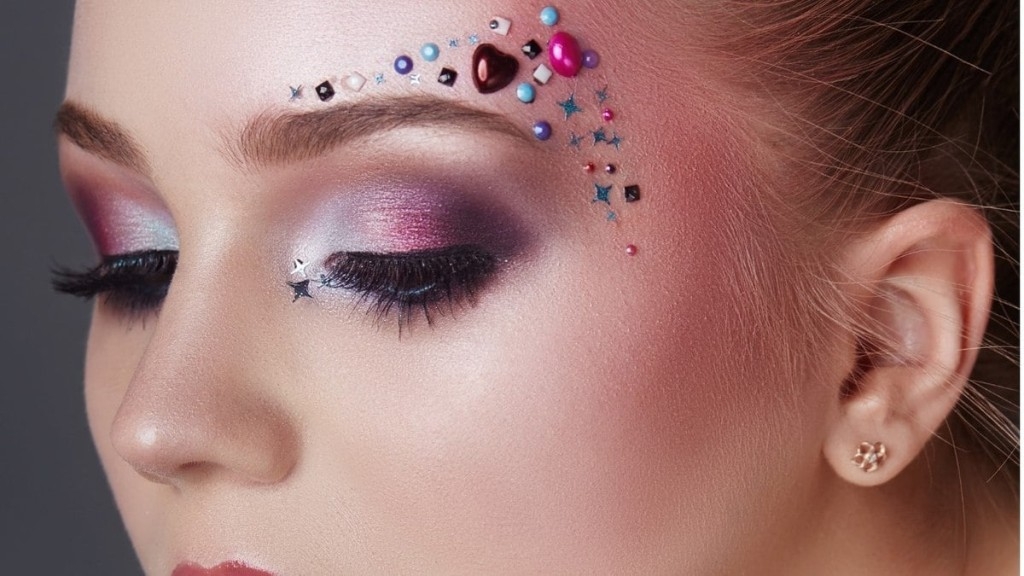 Foto: Reprodução Maquiagem com strass: 7 ideias para inspirar o look de Carnaval