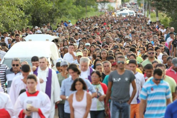 Multidão acompanha cortejo de adolescente morta após estupro coletivo – Thiago Amaral/Cidade Verde