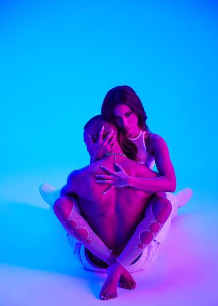 Anitta com o marroquino Ayoub Mutanda no clipe . Foto: Marco Ovando/Divulgação