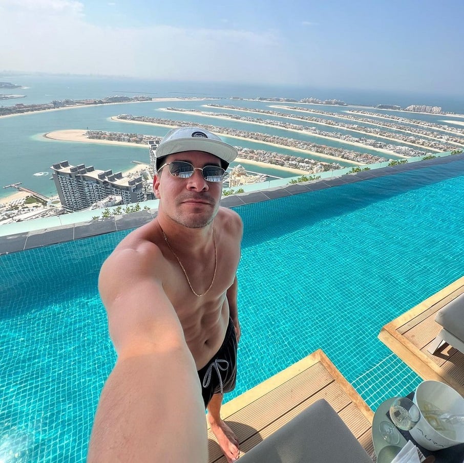 O ator Thiago Martins na Aura Skypool, em Dubai. Foto: Reprodução/Instagram 28.03.2023