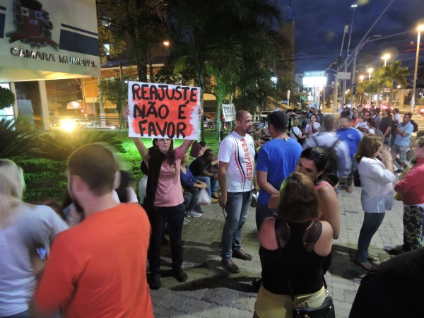 Servidores protestam em frente à Câmara de Marília