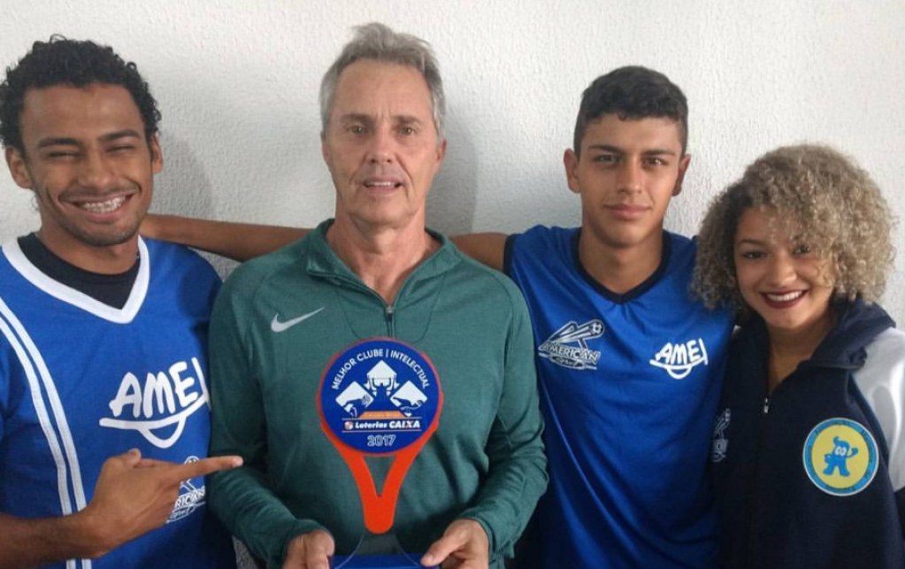 Daniel Tavares Martins , Luiz Carlos Albieri, Gustavo Dias e Nilwelen Cristina com troféu de melhor equipe, na categoria deficiente intelectual – Divulgação