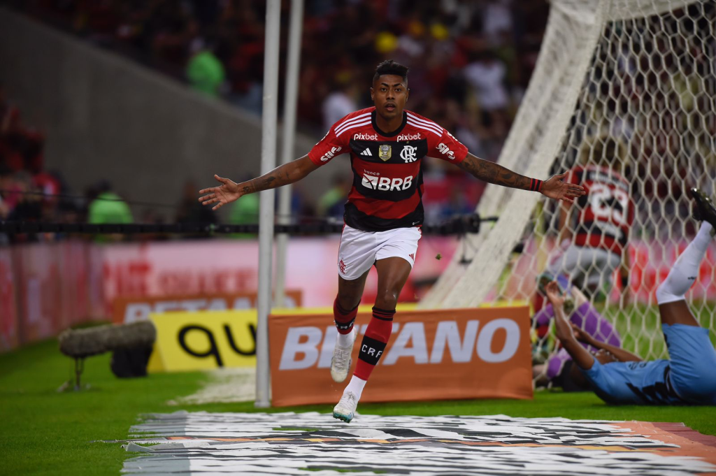 Flamengo bate Athletico-PR por 2 a 1 e larga na frente nas quartas da Copa do Brasil