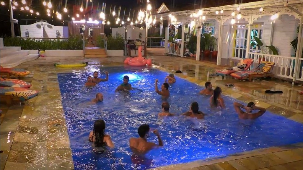 'De Férias com o Ex Caribe' termina com participantes pelados e briga 'De Férias com o Ex Caribe' termina com participantes pelados e briga