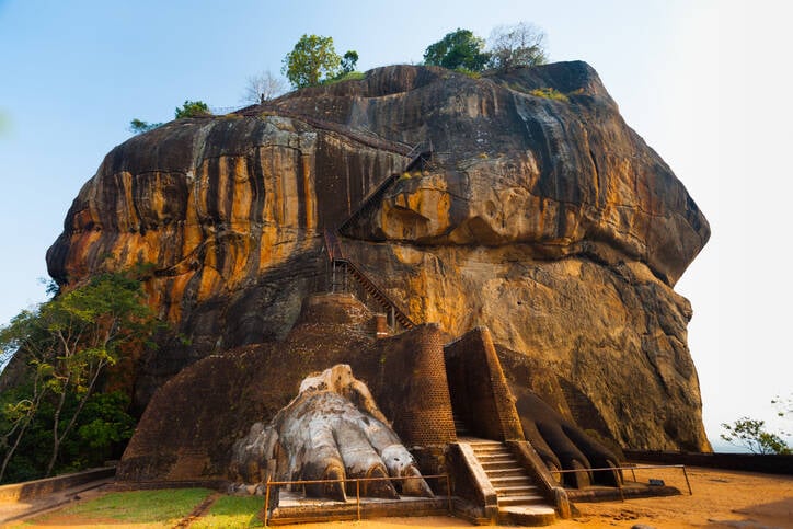 As patas do leão, apenas o que restou da gigantesca escultura que formava o castelo do rei. Foto:  pius99/iStock