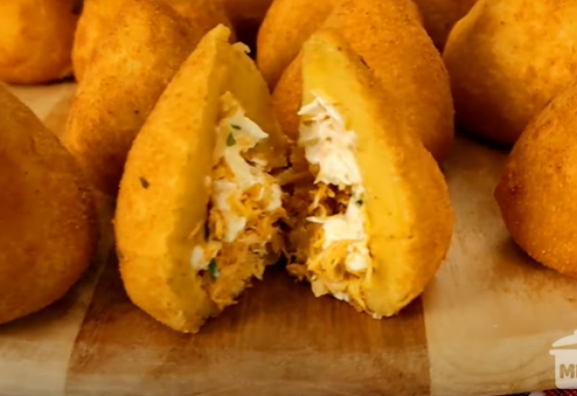 Receita de uma deliciosa e cremosa coxinha de frango com requeijão!