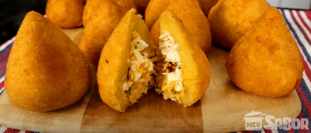 Receita de uma deliciosa e cremosa coxinha de frango com requeijão!