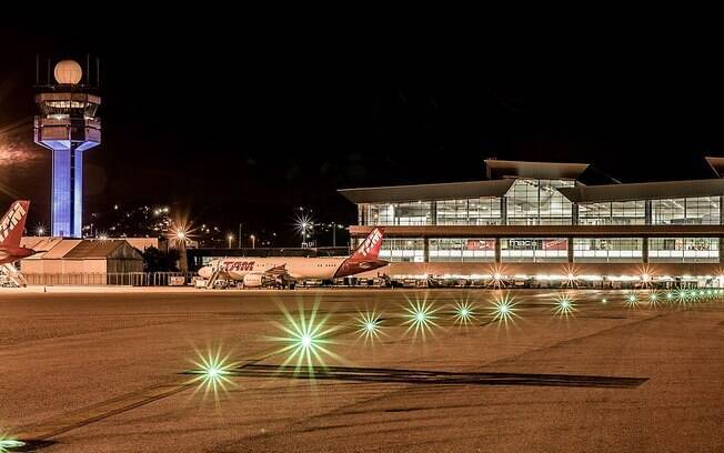 Aeroporto de Guarulhos à noite.