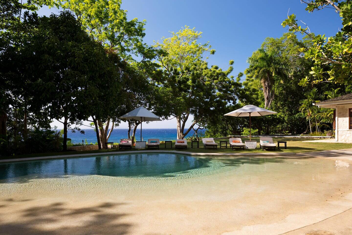 Uma linda piscina em formato de lagoa será perfeita para fugir do frio. Foto: Airbnb