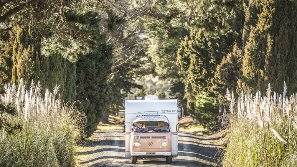 VW Kombi 76 vira trailer de luxo com ambiente arejado confortável