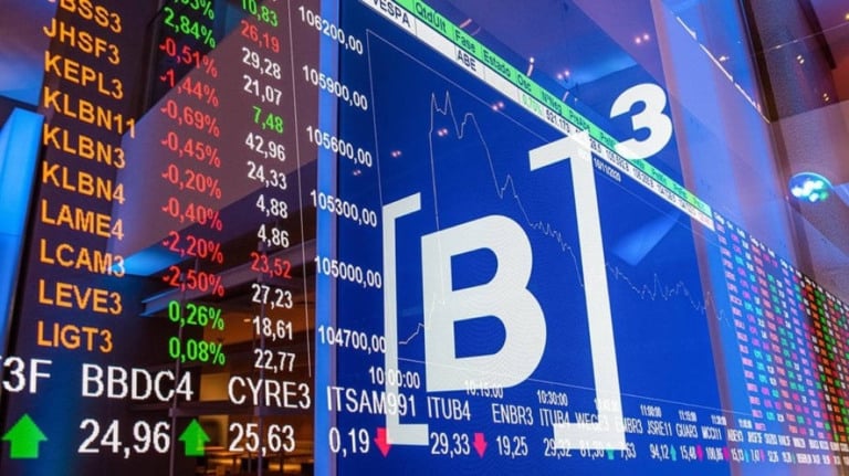 Bolsa fecha 2022 com alta de 4,69%; dólar cai 5,3%